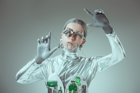 女性时尚灰色背景图片_未来的银机器人手势与双手隔离在灰色, 未来的技术概念