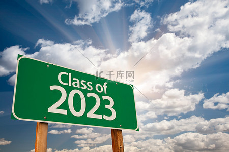 2023类绿色道路标志及戏剧化的云彩和天空