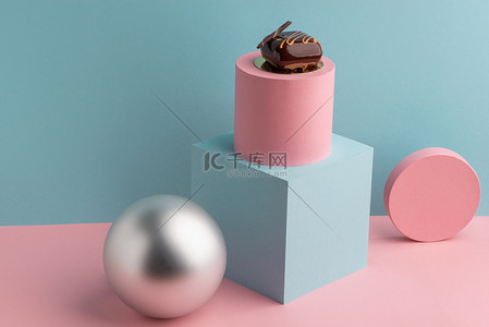 慕斯蛋糕背景图片_球体、立方体和圆筒之间的巧克力慕斯蛋糕