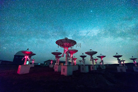 电台背景背景图片_在夜晚用银河在天空中观察射电望远镜