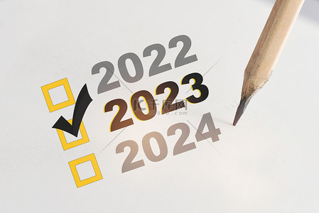 2022年，用铅笔在白纸上填写印有支票记号的新年核对表框。幸福与开始选择的概念和成功的解决方案