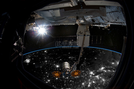 app扫码进入背景图片_地球在夜间从舷窗进入太空. Nasa提供的图片元素.