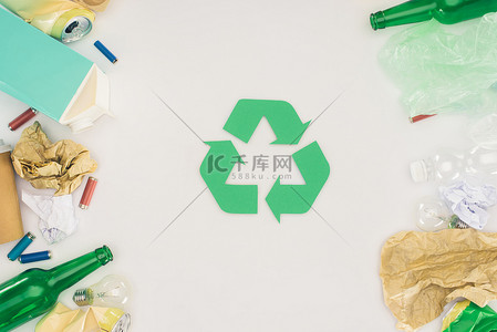 垃圾的标志背景图片_在白色的回收标志上的各种类型的垃圾的顶部视图
