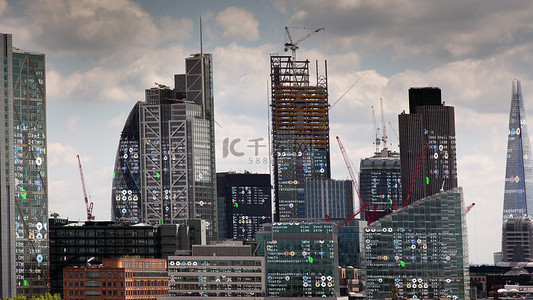 伦敦城市背景图片_伦敦城市天际线与数据和计算机编程信息映射到建筑门面上