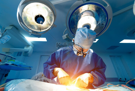 外科就诊背景图片_外科医生正在手术室工作.医院背景。男医生在工作。圆形射击。神经外科.