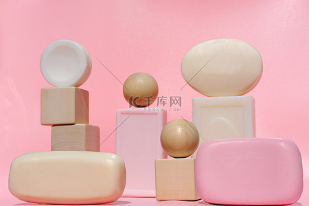 粉红背景的时髦肥皂套装设计。天然肥皂条，木制立方体和球。清洁和卫生。自我照顾的概念。温泉治疗.