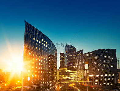 摩天大楼的玻璃幕墙在明亮的阳光明媚的日子里, 阳光普照蓝天。现代建筑在巴黎商业区拉德芳斯。城市建筑、经济、金融、商业活动概念.