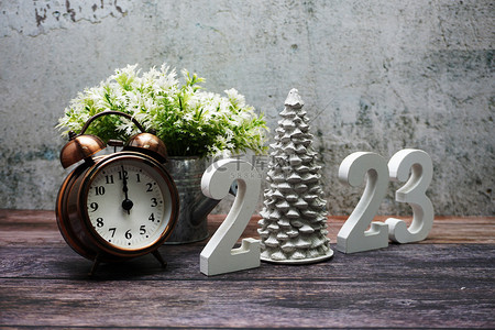 新年快乐2023及圣诞假期装饰木制背景