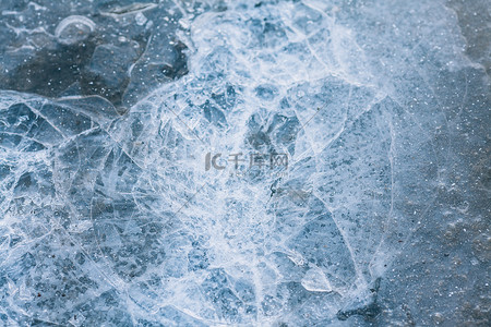 裂缝背景图片_蓝色的冰黑冰与裂缝。碎冰质感