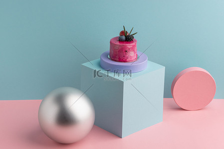 慕斯蛋糕背景图片_用浆果和迷迭香装饰的漂亮粉色慕斯蛋糕