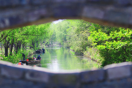 春天摄影照片_透过桥洞看到的春日小河小船
