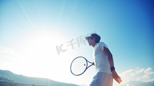 网球课体验券摄影照片_夏日运动网球室外运动员特写摄影图
