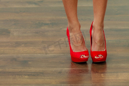 女性时尚。特写镜头红色高跟鞋尖时尚鞋在女性的腿