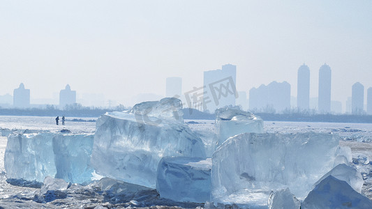 速滑冰场摄影照片_哈尔滨采冰场钻石冰