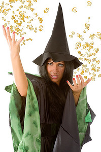 穿着巫术服装的漂亮女人从咒语中赚钱