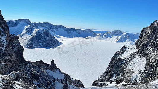 登山长白山摄影照片_长白山雪山美景天池