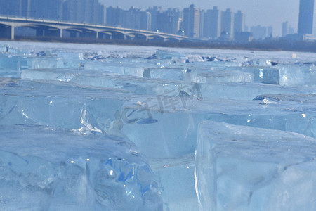 速滑冰场摄影照片_哈尔滨采冰场钻石冰