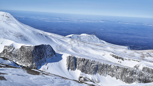 雪地雪山摄影照片_长白山雪山美景天池