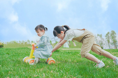 两个人同时有想法摄影照片_两个小朋友在草坪上玩耍