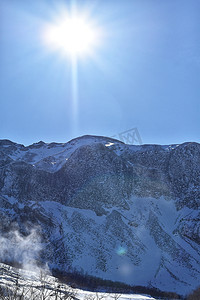 蓝天雪地摄影照片_长白山雪山美景天池