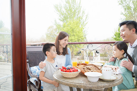幸福家庭在阳台吃早餐