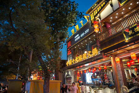 橱窗广告摄影照片_北京街市夜景