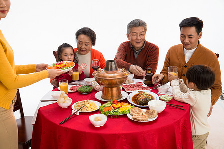 幸福家庭过年吃团圆饭