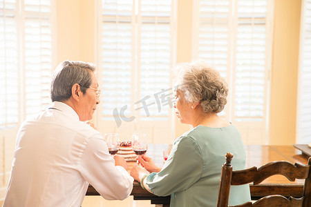 红酒蛋糕摄影照片_老年夫妇喝红酒