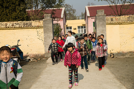 乡村女教师和学生在户外