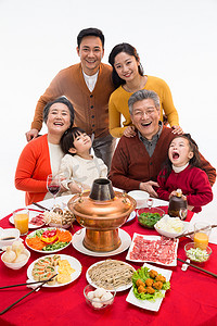 幸福家庭过年吃团圆饭