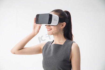 vr虚拟现实摄影照片_戴着VR眼镜的青年女人