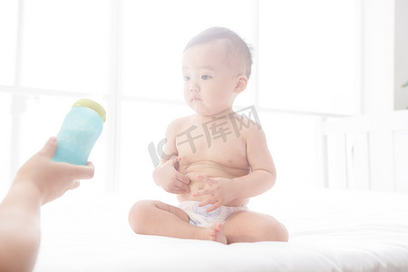 家庭喝奶摄影照片_可爱的男婴在喝奶