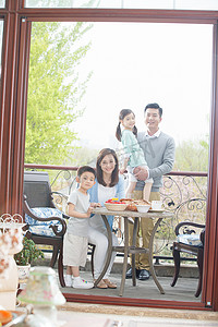 幸福家庭在阳台吃早餐