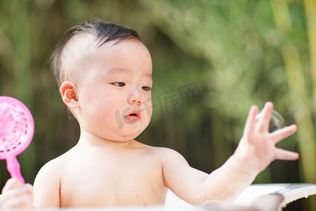 婴儿洗澡摄影照片_可爱的男婴儿洗澡