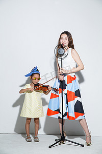 小提琴演奏摄影照片_小女孩和妈妈拉小提琴
