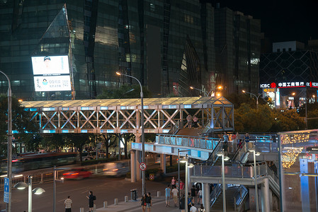 城市夜景模糊摄影照片_北京商业街夜景