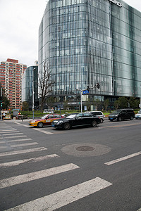 城市道路汽车摄影照片_北京城市道路