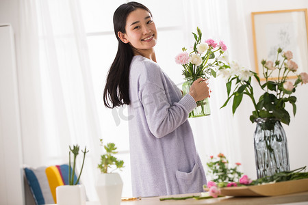 插画青年摄影照片_青年女人的家庭生活