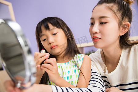 天真摄影照片_妈妈与女儿在化妆