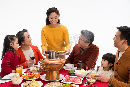 新年全家福摄影照片_幸福家庭过年吃团圆饭