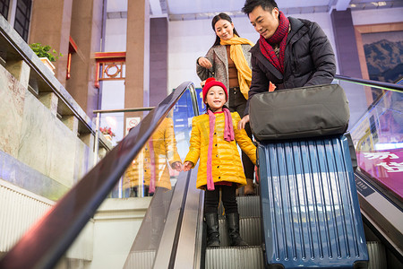 春节家庭摄影照片_幸福家庭在车站月台