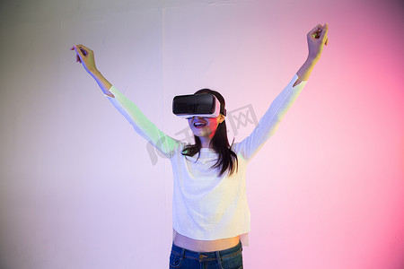 3d效果眼镜摄影照片_戴着VR眼镜的青年女人