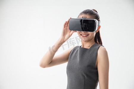戴着VR眼镜的青年女人
