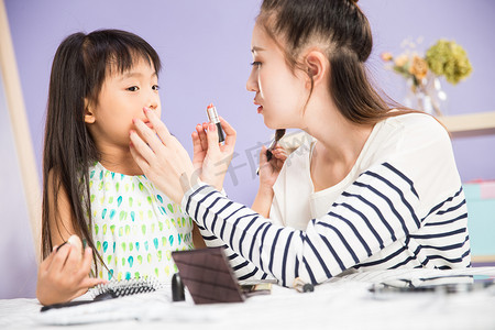 妈妈与女儿在化妆