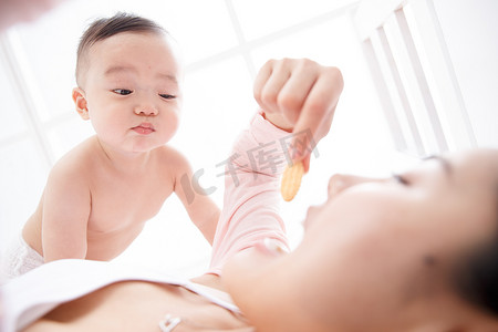 辅食图片摄影照片_可爱的男婴吃辅食