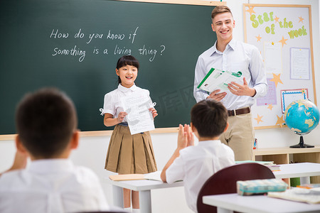 教师和小学生在教室里