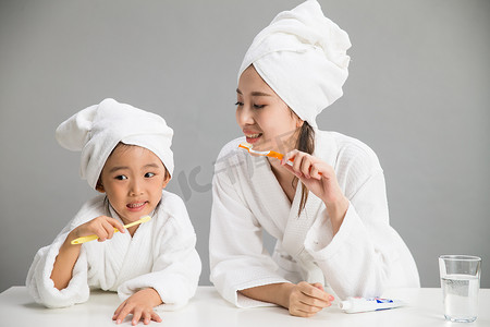 天真摄影照片_穿着浴袍的母女刷牙