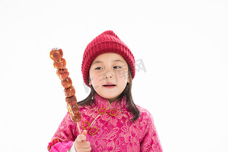 欢乐的小女孩吃糖葫芦