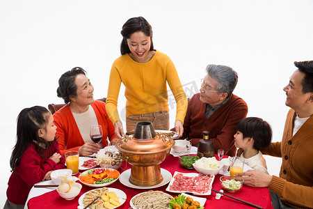 新年全家福摄影照片_幸福家庭过年吃团圆饭