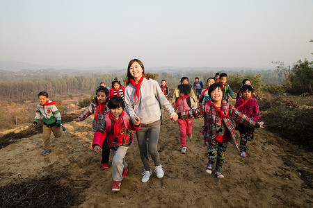 偏远的摄影照片_乡村女教师和学生在玩耍